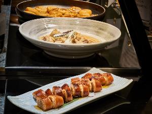 【朝食】鶏ザンギと函館烏賊めし。共に北海道ならではのご当地グルメ！烏賊めしは食べやすく1口サイズに。