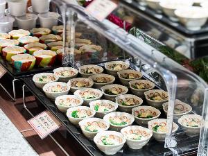 【朝食】和食に欠かせない「小鉢横丁」。お浸しや和え物、香の物をご飯のお供に是非。