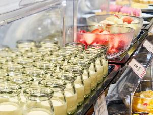 【朝食】函館牛乳を使用した濃厚プリン。特製カラメルソースやジャムをかけてお召し上がりください。