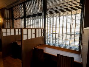 【2階/お食事処-北の番屋-】2名様用のカウンター席もご用意しております。