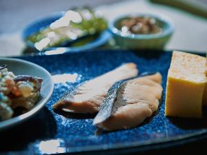 朝食メニュー(魚料理盛り付け例)
