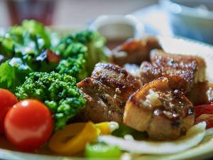 朝食メニュー(肉料理盛り付け例)
