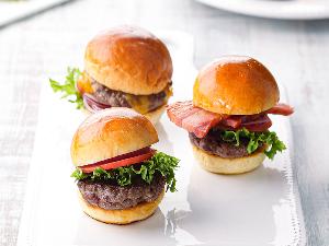 100％ビーフパティの肉汁たっぷり肉厚ハンバーガー