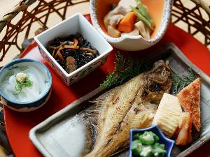 【ご朝食】焼き魚をはじめ、バランスよい食材をかごに詰め込みました