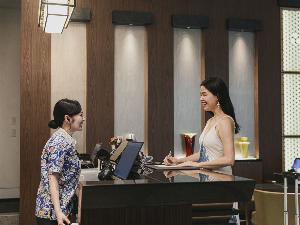 【ホテルエントランス】快適で上質なリゾートStayを叶える多彩な館内施設とおもてなし をご用意しております
