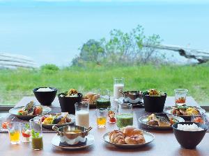 【朝食バイキング】明るいレストランで爽やかな一日の始まりを（一例）