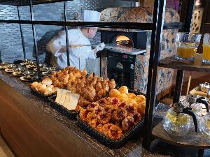 【朝食バイキング】数種類のパンが揃うパンコーナー（一例）