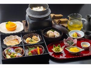 平日限定　季節の釜飯と料理長自慢の赤出汁椀付・花御膳（一例）