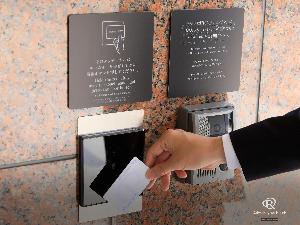 入館は宿泊者専用のルームキーで館内への入館が可能です。防犯に安全、安心のセキュリティです。