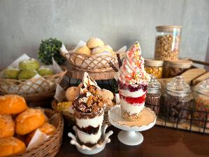 1階フリーラウンジでは、オリジナルパフェも作れます♪