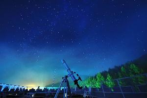 ホテルの屋上から満天の星空を眺めることができます
