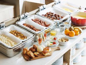 ご朝食は天然酵母のこだわりパンや野菜たっぷりの洋食メニューをお楽しみいただけます