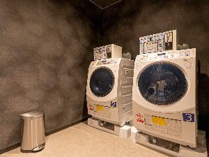 【コインランドリー】1階に3台ご用意しております。有料です。女性のご利用の際も安心なセキュリティー付きとなります。長期ご滞在時にぜひご活用下さい。