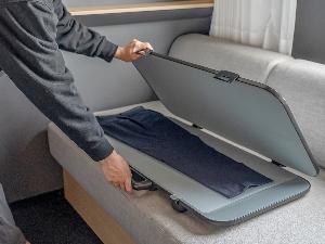 【ズボンプレッサー】各フロアーにご用意しております。ご自由にご利用下さい。