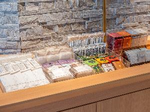 【フリーアメニティ・コーナー】1階にご用意しております。化粧水類、髭剃り、綿棒、紅茶・スープ類をご用意しております。ご必要な分をお持ちください。