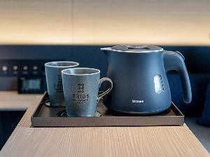 【電気ケトル・マグカップ】シンプルでデザイン性の高いデザインとなっています。フロントに紅茶、お茶、スープ類をご用意しております。