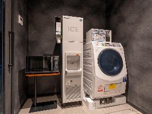 【1階】コインランドリー3台、電子レンジ・製氷機をご用意しております。