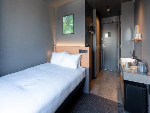 【ダブルルーム】お部屋の中には小さめのデスク、椅子をご用意しております。