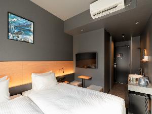【コンパクトツインルーム】通り沿いに面したお部屋となり、室内に洗面スぺースをご用意しております。