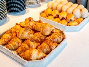 【朝食ブッフェ】パンはトースターで温め、数種類用意したジャムなどを使いお召し上がりください。