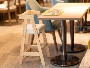 【お子様用の椅子】未就学児のお子様は無料で朝食をご案内しております。お子様用の椅子、カトラリーもご用意しておりますので、お気軽にスタッフにお声掛け下さい。