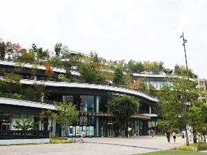 【サクラマチクマモト】熊本の新観光名所。グルメ、ファッションから映画館、バス停までが集まるライフスタイル発信の大型複合施設。当館より徒歩7分（写真提供：熊本県観光連盟)
