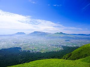 【阿蘇五岳】九州屈指の観光名所。世界最大級の絶景カルデラは一見の価値あり！（写真提供：熊本県観光連盟)