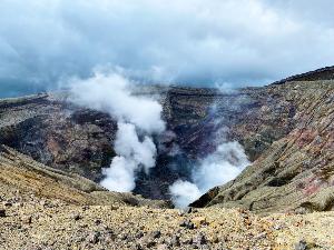 【阿蘇中岳火口】阿蘇山は活火山です！なかなか見ることが出来ない絶景をぜひ（写真提供：熊本県観光連盟)