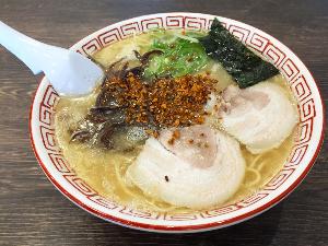 【熊本ラーメン】揚げニンニクとマー油が特徴の熊本ラーメン。人気店は行列必須！オススメのお店はぜひスタッフにお尋ねください。（写真提供：熊本県観光連盟)