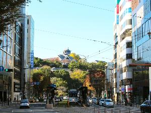 【熊本市街地】路面電車も通り、どこか懐かしさも感じさせるくれる街並みです。（写真提供：熊本県観光連盟)