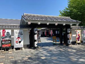 【城彩苑】県内選りすぐりの名産品のお土産屋、23店舗が連ねる「桜の小路」。（写真提供：熊本県観光連盟)