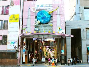 【上通アーケード】下通アーケードとはちょっと雰囲気が異なり、町並みに城下町の香りを残しながらも「今」を発信し続ける上通りアーケード。（写真提供：熊本県観光連盟)