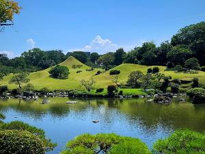 【水前寺公園】国の名勝・史跡に指定される、桃山式回遊式庭園。車で約10分(写真提供：熊本県観光連盟)