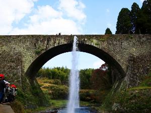 【通潤橋】国指定重要文化財・国宝。日本最大級の石造りアーチ水路橋。 (写真提供：熊本県観光連盟)