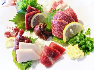 【馬刺し】熊本名物といえばコレ！にんにく醤油でぜひ。(写真提供：熊本県観光連盟)