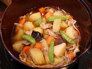 【肉じゃが】和食の定番！　しっかりと味がしみ込んでいます！　※仕入れ状況に合わせ月替わりの提供