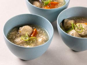 ローカルメニュー・あごだしつみれ入りけんちん汁