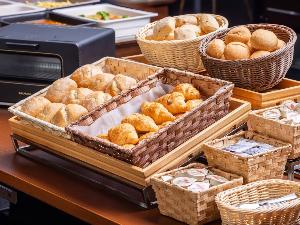 ◆朝食｜パンも種類豊富に取り揃えております