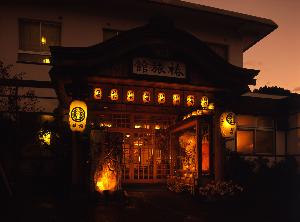 夕暮れ時の外観