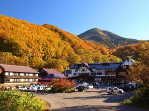 酸ケ湯温泉　外観　秋