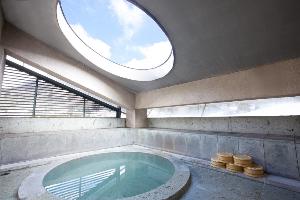 ３階「大観の湯」<BR>丸くあいた天井から箱根の空を眺める半露天風呂<BR>内風呂はジャグジーになっております