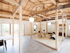 ＜素と露天の宿＞ここは小屋組と杉野地板が綺麗に残る「素と露天の宿」