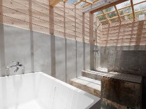 ＜素と露天の宿＞伝泊初の半屋外の露天風呂をご用意いたしました。