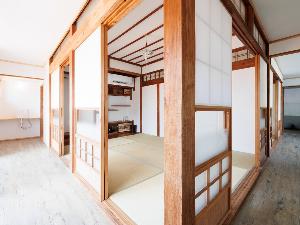 ＜しまゆらう縁の宿＞ここは於斉集落の入り口にほど近い「しまゆらう縁の宿」。