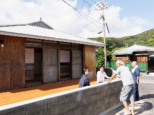＜しまゆらう縁の宿＞集落では、道の通りすがりに集まって話をすることを「ゆらう」と言います。