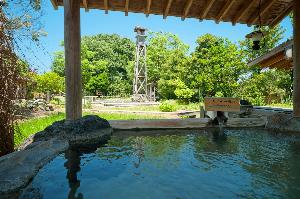 【混浴大露天風呂】田んぼの湯  開湯1400年の歴史ある名湯を北陸最大級の混浴露天「田んぼの湯」。中央から湧き出る源泉を利用しています。