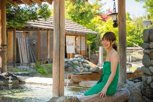 【混浴大露天風呂】田んぼの湯  開湯1400年の歴史ある名湯を北陸最大級の混浴露天「田んぼの湯」。中央から湧き出る源泉を利用しています。