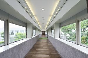 ＜レストラン通路＞レストランへは連絡通路を通って向かいます。