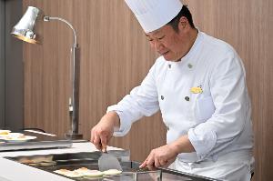 ＜朝食バイキング＞シェフの実演コーナーもございます。