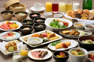 ＜朝食バイキング盛付一例＞徳島ならではの料理を含め、ボリューム満点メニューでお迎え致します。